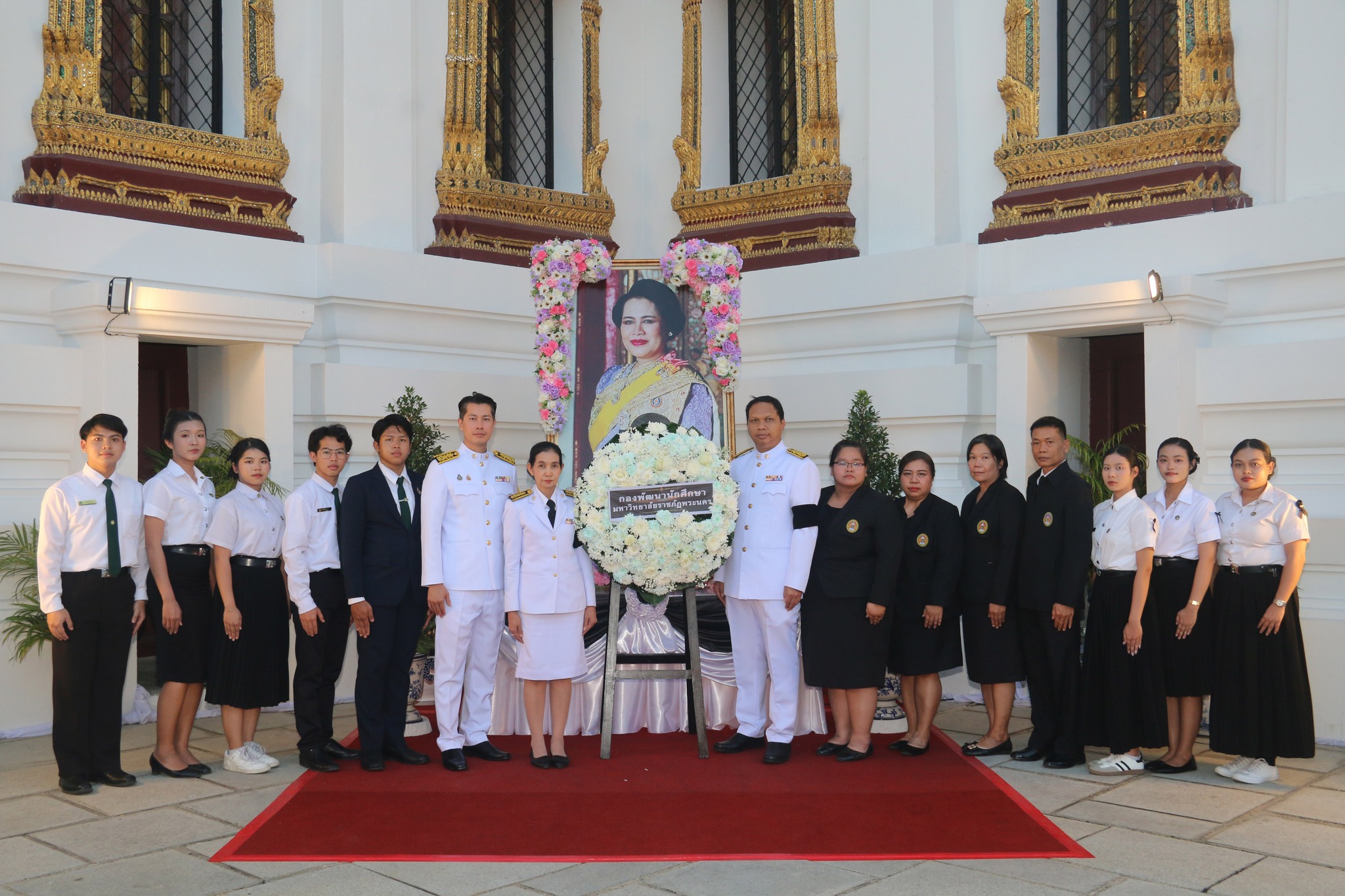 คณาจารย์ บุคลากร และผู้นำนักศึกษาเข้าวางพวงมาลาน้อมสำนึกในพระมหากรุณาธิคุณ และกราบถวายบังคมพระบรมศพ สมเด็จพระนางเจ้าสิริกิติ์ พระบรมราชินีนาถ พระบรมราชชนนีพันปีหลวง ณ พระที่นั่งดุสิตมหาปราสาท เขตพระนครกรุงเทพมหานคร