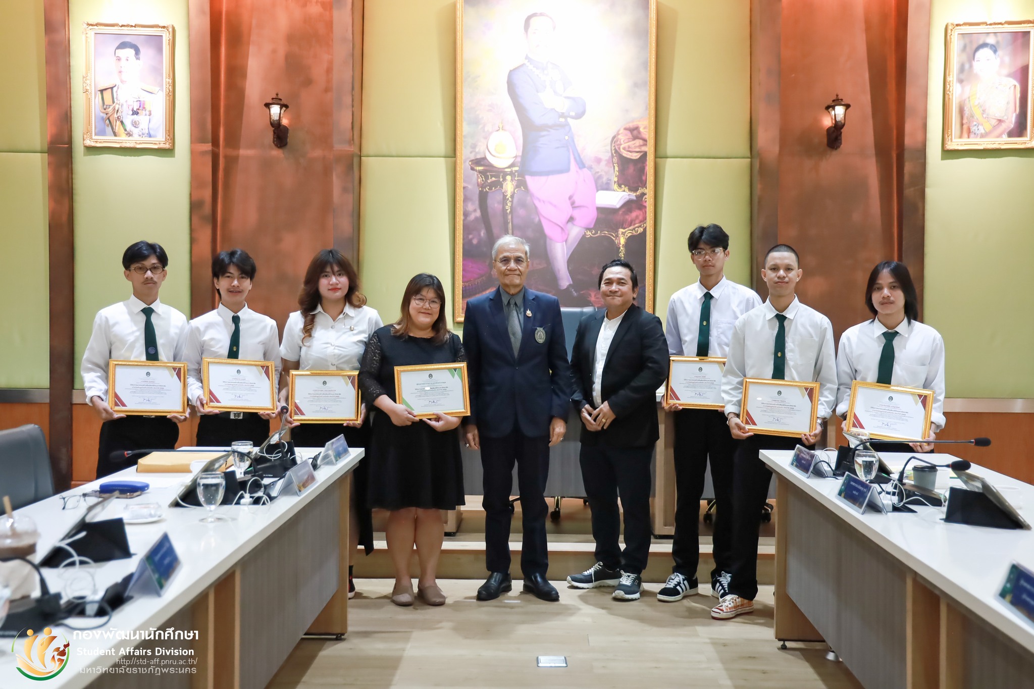 มอบเกียรติบัตรเชิดชูเกียรติ